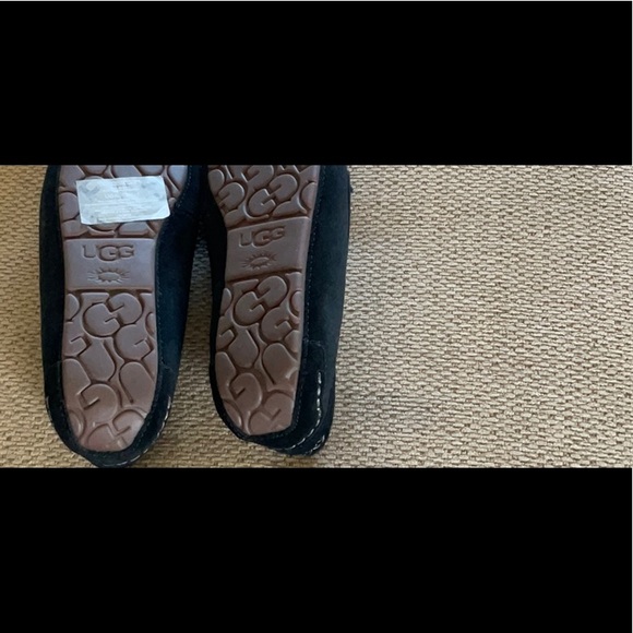 UGG Ansley women’s black suede slipper, sz 9 new in box - Picture 3 of 9